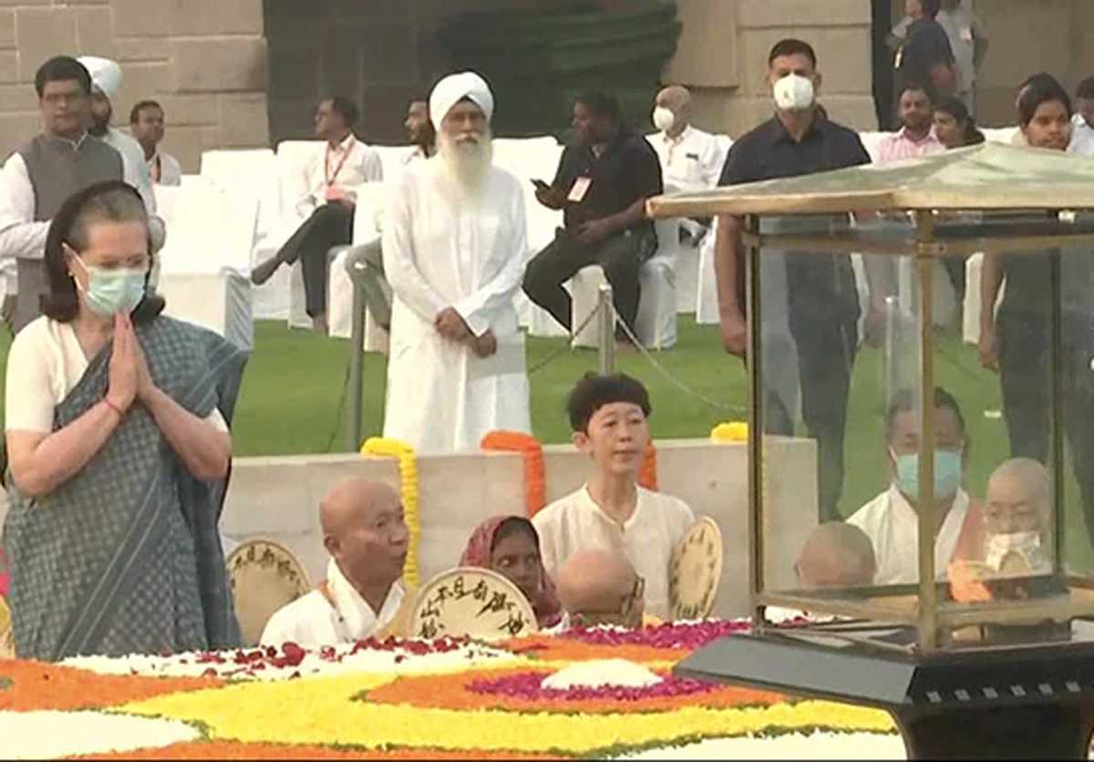 सोनिया  गांधी, राहुल गांधी ने दी बापू को श्रद्धांजलि